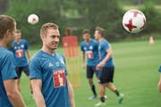 Zeigte sich gut aufgelegt im ersten Training auf der Allmend: Rückkehrer Christian Schwegler. (Bild: Jakob Ineichen (Luzern, 24. Juni 2016))