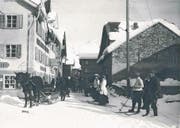 Nebst Skifahrern wurde das Strassenbild in Andermatt durch Pferde mit Schlitten geprägt. Auf der linken Seite das Klublokal des Ski-Klubs Gotthard. (Bild: Privatarchiv Karl Iten, Staatsarchiv Uri)