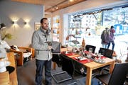 Ruedy Langenstein in der Ausstellung in seinem Geschäft in Engelberg. (Bild Corinne Glanzmann)