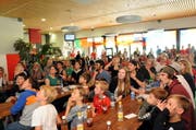 Die Fans im «Eleven» greifen sich an den Kopf: Soeben hat die Schweiz das 2:0 verpasst. (Bild: Oliver Mattmann / Neue OZ)