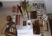 Unter anderem befanden sich Fellstücke von Leopard, Gepard und Ozelot, Papageienfedern ... (Bild: pd)
