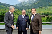 Links: Ulrich Bettermann 2012 mit Gerhard Schröder bei der Entgegennahme des Bundesverdienstkreuzes. Rechts: der OBO-Patron mit Hans-Dietrich Genscher und dessen Ehefrau Barbara im Jahr 2000 auf dem Flugplatz Buochs.Bilder: Nadia Schärli/Urs Flüeler (Bild: Nadia Schärli)