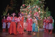König (Jan Durrer) und Königin (Rosa Brand) freuen sich samt ihrem ganzen Hofstaat, dass Prinz Tië (Lorenzo Nanculaf) mit Sun-Li (Elin Strahberger) trotz vielen Schwierigkeiten eine ebenso hübsche wie liebenswürdige Gemahlin gefunden hat. (Bild: Ingo Höhn/PD)