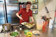 Wirtin und Köchin Rita Christen an der Arbeit in der Küche der «Mühle» in Sarnen. (Bild: Romano Cuonz (Sarnen, 23. März 2018))