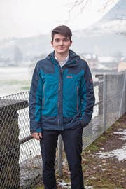 Benjamin Ott aus Dallenwil holte Schnee für seine Analysen ins Kollegi-Labor. (Bild: Edi Ettlin (Stans, 22. Dezember 2017))