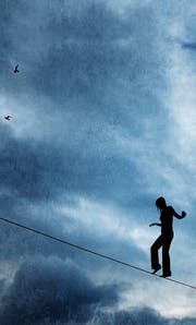 Auch wenn sich Schlafwandler entgegen verbreiteten Klischeebildern sicher nicht auf ein Hochseil begeben, können die nächtlichen Ausflüge trotzdem gefährlich werden. (Bild: Kelly Bowden/Getty)