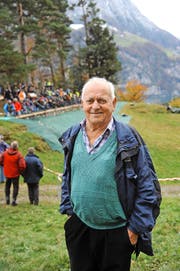 Der 87-jährige Heiri Dittli aus Gurtnellen (links) war zum 60. Mal am traditionellen Rütlischiessen dabei und genoss es, die Schützen in der Feuerlinie (oben rechts) oder auch bei einem gemütlichen Jass mit bester Aussicht auf den Vierwaldstättersee zu beobachten. Bilder Urs Hanhart (Rütli, 9. November 2016)