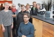 An der Ausstellung «Schwarz-Weiss» sind präsent (von links): Claudia Dillier, Johanna Halter, Yvonne Wallimann, Erika Bührer-von Rotz, Hans Gisler, Trix Fischer und vorne Emanuel Wallimann. Bild: Romano Cuonz