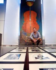 René Walker vor seinem grossen Cello-Bild, das auch in Flüelen zu sehen sein wird. (Bild: PD)