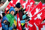 Warten auf den nächsten Springer: junge Fans am Auslauf der Titlis-Schanze. (Bild Philipp Schmidli / Neue LZ)