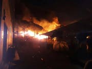 Starke Winde fachten das Feuer weiter an. Nach Polizeiangaben wurde es möglicherweise absichtlich gelegt. (Bild: Twitter / Radio del Sur)