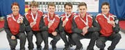 Die Zuger Junioren holten im schottischen Aberdeen die Bronzemedaille für die Schweiz. Von links: Annick Lusser (Trainerin), Philipp Hösli, Reto Schönenberger, Skip Jan Hess, Simon Gloor und Simon Höhn. (Bild: PD)