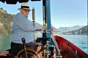 Chräsi Schuler betätigt das Horn seines Raddampfers «Waldstätter» (Bild Andreas Seeholzer)