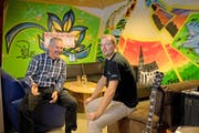 Gemeinderat Markus Elsener (links) und Arthur Furrer, Leiter Jugendarbeitsstelle, im Spritzenhaus. Bild: Corinne Glanzmann (Stans, 25. Oktober 2016)