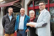 Markus Zbinden, Walter Odermatt und Pascal Engelberger (von links) übergeben die Unterschriften zur Planungs-Initiative an Gemeindeschreiberin Esther Bachmann. (Bild: Matthias Piazza (Stans, 2. November 2017))