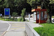 Genügend Platz und ein Wartehäuschen an der Schwanderstrasse. (Bild: Adrian Venetz / Neue NZ)