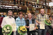 Von oben links im Uhrzeigersinn: die besten Käser (von links) Toni Horat, Esther und Klaus Kempf sowie Simon Pfäffli; Älpler Franz Kempf beim Käseabschneiden sowie Impressionen vom Markt. (Bilder: Paul Gwerder und Florian Arnold (Seedorf, 27. November 2017))