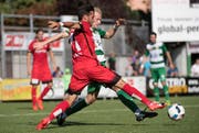 Krienser Marco Wiget, hinten, im Kampf um den Ball gegen Thuns Matteo Tosetti, vorne, während der 1. Runde im Schweizer Cup am Sonntag in Kriens. (Bild: KEYSTONE/Marcel Bieri)