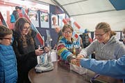 An der Ausstellung «Leben mit einer Hirnverletzung»: Auf dem Foto eine Schulklasse aus Wolfenschiessen. (Bild: Corinne Glanzmann (Stans, 20. Februar 2018))