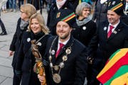 Gab sein Zepter ab: Der letztjährige Gallivater Jörg Küchler mit Gattin Yvonne. (Bild: Philipp Schmidli (Kriens, 13. Januar 2018))