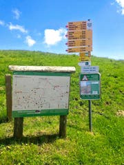Eine Informationstafel (rechts) zum Umgang mit Herdenschutzhunden bei der Bergstation der Niederbauen-Bahn. (Bild: PD)