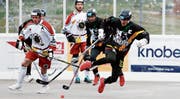 Die Oberwiler (Thomas Hohl, rechts) lassen sich nur durch unlautere Mittel aus dem Tritt bringen. (Bild: Stefan Kaiser (Zug, 2. Dezember 2017))