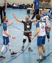 Die Luzerner, mittendrin Libero Jörg Gautschi, feiern nach dem Spiel den diskussionslosen Sieg. (Bild: Roger Grütter (Luzern, 25. Februar 2018))