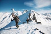 Gebirgsspezialisten der Schweizer Armee auf einer Skitour auf den Glöggliturm. (Bild: Manuela Jans (LZ))