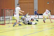 Zugs Torhüter Michael Bär muss sich erneut bezwingen lassen, Adrian Furger (vorn) und Andrea Menon sind nur Statisten. (Bild: Michael Peter/Zug United (Zug, 26. November 2017))