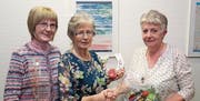 Martha Kieliger (rechts) verabschiedet Astrid Strub, und daneben Myrta Huser. (Bild: gw (Schattdorf, 2. März 2018))