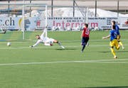 Die Entscheidung: Florian Müller (in Rot) trifft in der 26. Minute zum 2:0 für Cham. (Bild: Raphael Biermayr (La Chaux-de-Fonds, 24. März 2018))