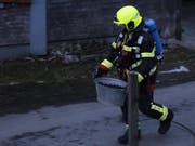 Die Asche wird ins Freie gebracht. (Bild: Geri Holdener, Bote der Urschweiz)
