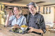 Mehlwurmburger und Heuschrecken: Das Restaurant Kaiserstuhl hat als eines der ersten der Zentralschweiz Insekten auf der Karte. Betriebsleiterin Larissa Schiesser und Koch Samuel Jagge sind begeistert – manche Gäste eher weniger. (Bild: Nadia Schärli (25. November 2017))