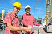 Norbert Kiser, Leiter Bau und Infrastruktur (links) an Ort und Stelle, wo sein Büro entsteht, mit Gemeinderat Hansruedi Abächerli.