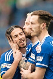 Wertvoll: Jahmir Hyka (links) wird von Markus Neumayr geküsst. Vorne François Affolter. (Bild: Keystone/Urs Flüeler)