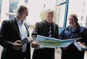 Sie kamen mit der neuen Karte auf unsere Redaktion (von links): Josef Lussi, Präsident Nidwalden Tourismus, Claudio Bortoluzzi, Gemeinderat Stansstad, und Sepp Barmettler, Geschäftsführer Tourismus Buochs-Ennetbürgen. (Bild: Markus von Rotz (Stans, 18. Januar 2018))