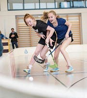 In Beckenried kämpfen zwei Mädchenteams um Ballbesitz und Tore. (Bild: Martin Dominik Zemp (15. November 2017))