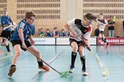 Lars Schelbert (rechts) vom Team Zugerland deckt den Ball gegen einen Spieler der Kloten-Bülach Jets ab. (Bild: Michael Peter)