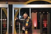 Der ehemalige Schwyzer Pfarrer Reto Müller segnete die Bahn ein.