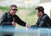 Remo Gaugler (links) und Basels Trainer Raphael Wicky – hier im Saisonvorbereitungscamp – tauschen sich praktisch täglich aus. (Bild: Daniela Frutiger/Freshfocus (Crans-Montana, 13. Juli 2017))