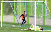 Der Chamer Roman Herger (hinten) bejubelt einen seiner zwei Treffer gegen den Ex-Super-League-Torhüter Anthony Favre. (Bild Raphael Biermayr)