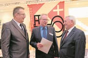 Der Unteroffiziersverein Nidwalden feierte sein 150 jähriges Bestehen. Im Bild unterhält sich Präsident Daniel Rötheli (mi.) mit dem OK-Präsident der 150 Jahr Feier Manfred Schneider (li.) und Ehrenmitglied Edi Engelberger, der dem Verein vor über 40 Jahren zu Ruhm und Ehre verhalf. Bild: Richard Greuter (Hergiswil, 27. Januar 2018) (Bild: Richard Greuter (Hergiswil, 27. Januar 2018))
