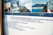 2006 schliessen die Hotels. Max Ammann zieht sich aus dem Verwaltungsrat zurück, weil er nicht an die Realisierung der Umbaupläne glaubt. Ein Plakat aus dem Jahr 2007 (Bild) stellt eine Wiedereröffnung der Hotels 2010 in Aussicht. (Bild: Markus von Rotz)