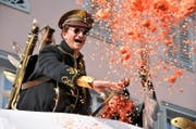 Die Höhenluft tut ihm gut: Lällizunftmeister Ivo I. Mathis spart nicht mit Konfetti. (Bild: Adrian Venetz (Sarnen, 23. Februar 2017))