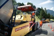 Belagseinbau im Bereich Schöneck auf der Kantonstrasse nach Emmetten. (Bild Corinne Glanzmann)