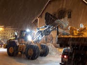 Ein Bagger schafft auf dem Kirchenplatz in Zermatt Schnee weg. (Bild: ZVG)