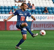 FCL-Allrounder Christian Schneuwly beim Passspiel. (Bild: Martin Meienberger/Freshfocus (Luzern, 27. August 2017))