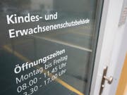 Gemeinden dürfen auch in Zukunft keine Beschwerde gegen Massnahmen der Kindes- und Erwachsenenschutzbehörde (KESB) einlegen. Der Nationalrat hat eine parlamentarische Initiative mit dieser Forderung abgelehnt. (Symbolbild) (Bild: Keystone/URS FLUEELER)
