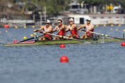 Starke Reaktion gezeigt: der Leichtgewichtsvierer mit Lucas Tramèr, Simon Schürch, Simon Niepmann und Mario Gyr (von links). (Bild: AP Photo/Luca Bruno)