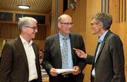 Ständerat Erich Ettlin, Markus Ritter, Präsident Schweizer Bauernverband, und Nationalrat Karl Vogler (von links) referierten bei den Obwaldner Bauern. (Bild: Richard Greuter (Sarnen, 14. November 2017))